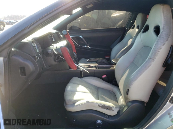 2009 Nissan GT-R Premium z VIN JN1AR54F49M252803, wystawiony jako Copart lot #83905134 z przebiegiem Nie podano mil oraz Nie do naprawy • Non repairable. Historia ofert i sprzedaży dostępna na DreamBid. Obrazek 7.