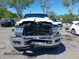 2020 Ram 2500 Big Horn z VIN 3C6UR5DL3LG309803, wystawiony jako IAAI lot #41843141 z przebiegiem 109 786 mil mil oraz . Historia ofert i sprzedaży dostępna na DreamBid. Obrazek 6.