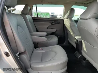 2022 Toyota Highlander XLE with VIN 5TDHZRBH1NS586955, listed as a Copart auction lot 43967865 with 33,214 mi miles and Salvage Title. Bid and sale history available at carsss.com. Image 12.