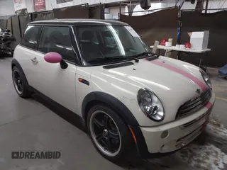2006 MINI Hardtop z VIN WMWRC33506TK15034, wystawiony jako IAAI lot #42349957 z przebiegiem 153 596 mil mil oraz . Historia ofert i sprzedaży dostępna na DreamBid. Obrazek 1.