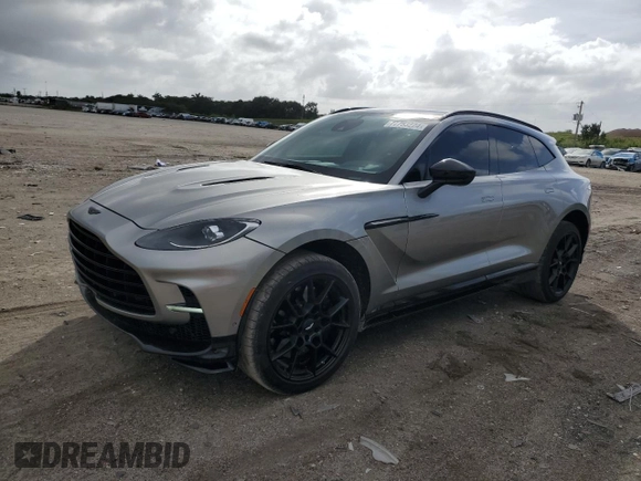 2023 Aston Martin DBX 707 z VIN SD7VUJBW0PTV08298, wystawiony jako Copart lot #77753224 z przebiegiem 3587 mil mil oraz Szkody całkowita. Historia ofert i sprzedaży dostępna na DreamBid. Obrazek 1.