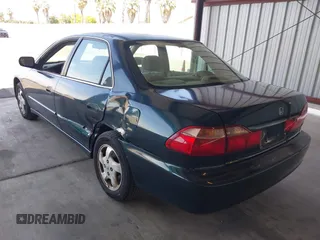 1998 Honda Accord EX z VIN 1HGCG6679WA267142, wystawiony jako IAAI lot #42146608 z przebiegiem 233 512 mil mil oraz . Historia ofert i sprzedaży dostępna na DreamBid. Obrazek 3.