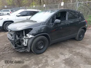 2018 Chevrolet Trax LS z VIN 3GNCJKSB8JL203072, wystawiony jako IAAI lot #41998195 z przebiegiem 121 733 mil mil oraz . Historia ofert i sprzedaży dostępna na DreamBid. Obrazek 2.