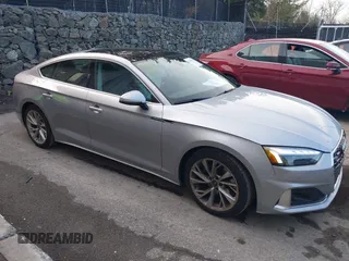 2024 Audi A5 Sportback Premium z VIN WAUABCF57RA023069, wystawiony jako IAAI lot #39079825 z przebiegiem 2 810 mil mil oraz . Historia ofert i sprzedaży dostępna na DreamBid. Obrazek 1.