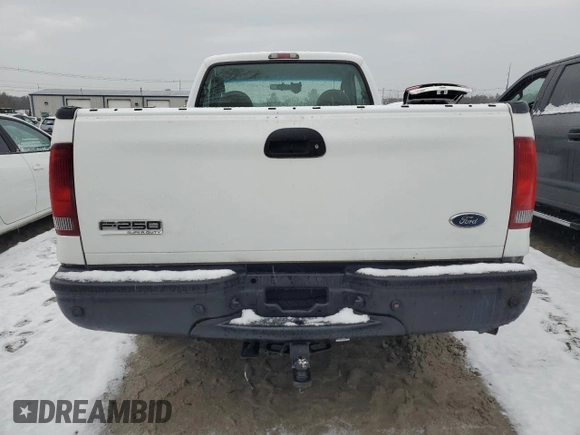 2007 Ford F-250 XL z VIN 1FTNF20597EA22927, wystawiony jako Copart lot #46926365 z przebiegiem 175 976 mil mil oraz Czysty tytuł • Clean title. Historia ofert i sprzedaży dostępna na DreamBid. Obrazek 6.