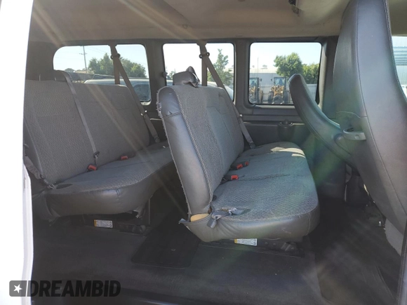 2013 Chevrolet Express Passenger 1LT z VIN 1GAZGYFG7D1130758, wystawiony jako Copart lot #59625915 z przebiegiem 152 806 mil mil oraz Szkoda całkowita • Salvage title. Historia ofert i sprzedaży dostępna na DreamBid. Obrazek 11.