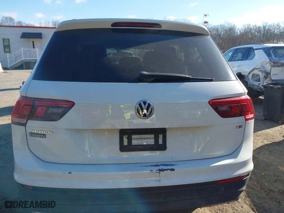 2018 Volkswagen Tiguan S with VIN 3VV1B7AX1JM015870, listed as a IAAI auction lot 41632032 with 82,578 mi miles. Bid and sale history available at carsss.com. Image 16.