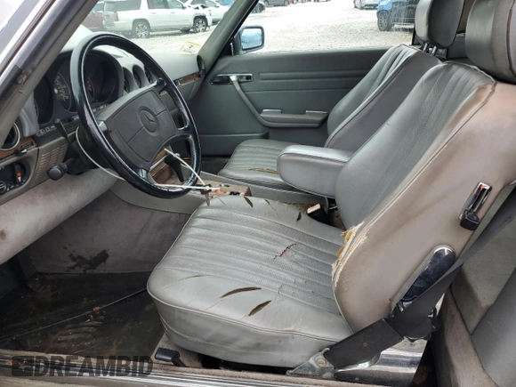 1986 Mercedes-Benz 560 SL z VIN WDBBA48D2GA050261, wystawiony jako Copart lot #58388025 z przebiegiem 199 750 mil mil oraz Czysty tytuł • Clean title. Historia ofert i sprzedaży dostępna na DreamBid. Obrazek 7.