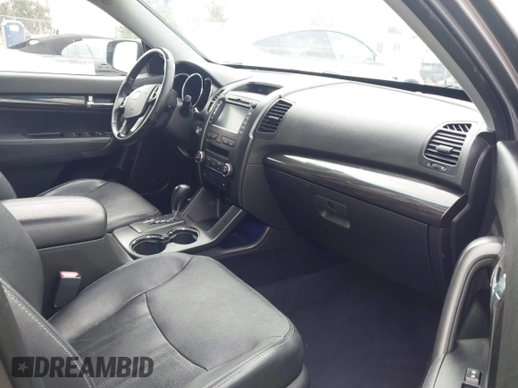 2013 Kia Sorento SX z VIN 5XYKW4A23DG400942, wystawiony jako IAAI lot #42185267 z przebiegiem 162 209 mil mil oraz . Historia ofert i sprzedaży dostępna na DreamBid. Obrazek 5.