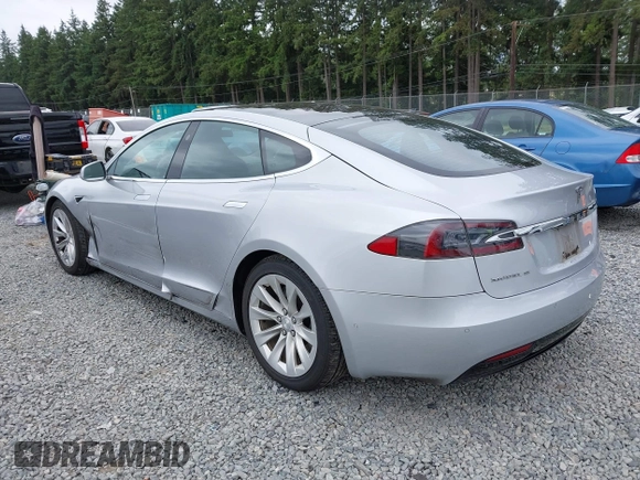 2017 Tesla Model S 60 z VIN 5YJSA1E11HF217633, wystawiony jako IAAI lot #42586913 z przebiegiem 152 987 mil mil oraz . Historia ofert i sprzedaży dostępna na DreamBid. Obrazek 3.