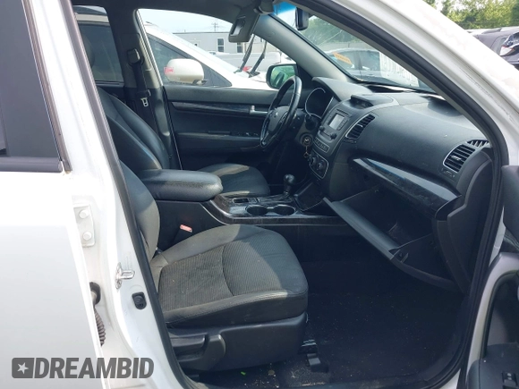 2014 Kia Sorento LX z VIN 5XYKT3A63EG449890, wystawiony jako IAAI lot #42383172 z przebiegiem 259 522 mil mil oraz . Historia ofert i sprzedaży dostępna na DreamBid. Obrazek 5.