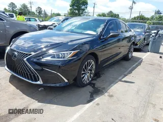 2024 Lexus ES 350 Luxury z VIN 58AEZ1B15RU180643, wystawiony jako IAAI lot #42296720 z przebiegiem 19 457 mil mil oraz . Historia ofert i sprzedaży dostępna na DreamBid. Obrazek 2.