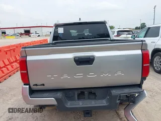 2024 Toyota Tacoma SR5 z VIN 3TMLB5JN9RM003004, wystawiony jako IAAI lot #42276998 z przebiegiem 32 474 mil mil oraz . Historia ofert i sprzedaży dostępna na DreamBid. Obrazek 16.