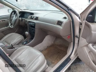 1997 Toyota Camry LE z VIN 4T1BF22K0VU004174, wystawiony jako IAAI lot #42254679 z przebiegiem 206 023 mil mil oraz . Historia ofert i sprzedaży dostępna na DreamBid. Obrazek 5.
