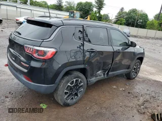 2020 Jeep Compass Trailhawk z VIN 3C4NJDDB6LT127557, wystawiony jako Copart lot #57888245 z przebiegiem 113 836 mil mil oraz Szkoda całkowita • Salvage title. Historia ofert i sprzedaży dostępna na DreamBid. Obrazek 3.