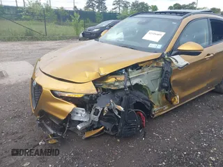 2022 Alfa Romeo Stelvio Veloce z VIN ZASPAKBNXN7D26328, wystawiony jako IAAI lot #42326409 z przebiegiem 42 494 mil mil oraz . Historia ofert i sprzedaży dostępna na DreamBid. Obrazek 6.