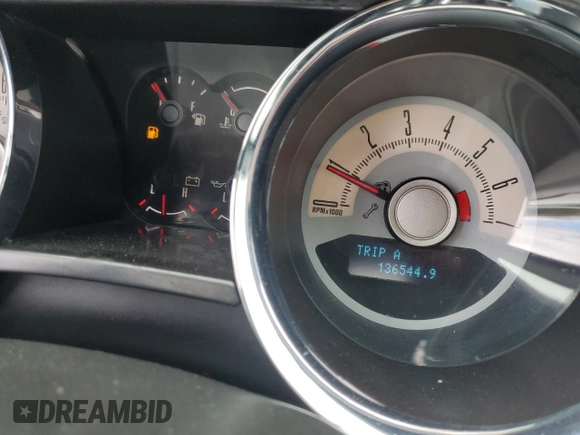 2010 Ford Mustang V6 z VIN 1ZVBP8EN2A5166903, wystawiony jako Copart lot #57533405 z przebiegiem 136 544 mil mil oraz Czysty tytuł • Clean title. Historia ofert i sprzedaży dostępna na DreamBid. Obrazek 9.