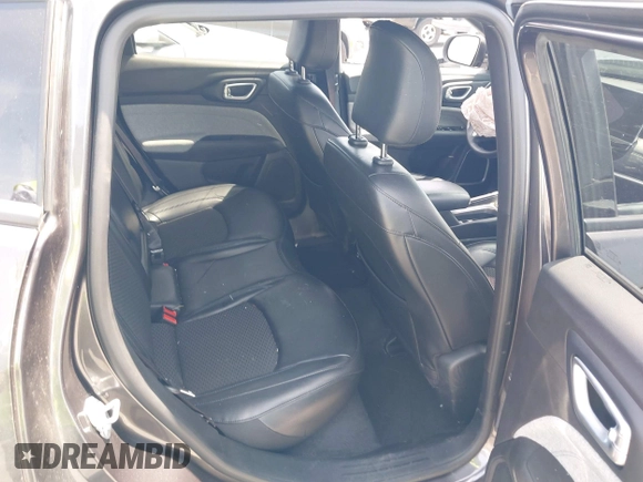 2023 Jeep Compass Latitude z VIN 3C4NJDBN7PT533642, wystawiony jako IAAI lot #42473847 z przebiegiem 34 589 mil mil oraz . Historia ofert i sprzedaży dostępna na DreamBid. Obrazek 8.