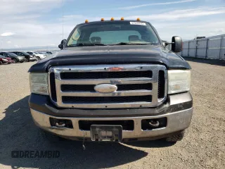 2005 Ford F-250 XL z VIN 1FTSX21P65EA82368, wystawiony jako Copart lot #57249743 z przebiegiem 209 923 mil mil oraz Czysty tytuł • Clean title. Historia ofert i sprzedaży dostępna na DreamBid. Obrazek 5.