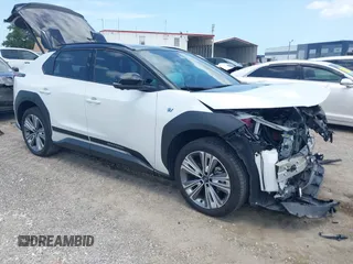 2024 Subaru Solterra Premium z VIN JTMABABA6RA053657, wystawiony jako IAAI lot #42451075 z przebiegiem 13 805 mil mil oraz . Historia ofert i sprzedaży dostępna na DreamBid. Obrazek 1.