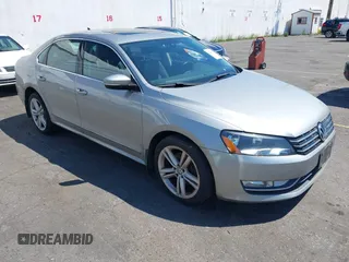 2014 Volkswagen Passat SEL Premium z VIN 1VWCN7A30EC097025, wystawiony jako IAAI lot #42466540 z przebiegiem 149 307 mil mil oraz . Historia ofert i sprzedaży dostępna na DreamBid. Obrazek 1.