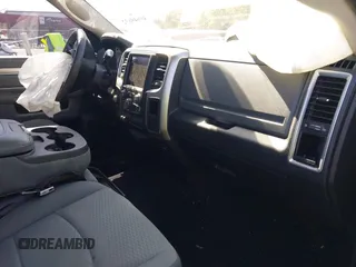 2018 Ram 2500 Big Horn with VIN 3C6UR5DL3JG275665, listed as a IAAI auction lot 40649632 with 64,985 mi miles. Bid and sale history available at carsss.com. Image 5.