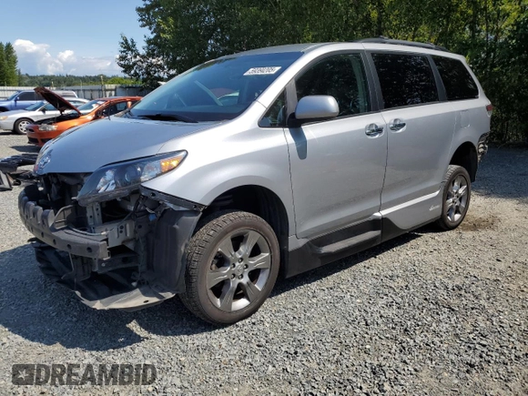 2014 Toyota Sienna SE z VIN 5TDXK3DC1ES457564, wystawiony jako Copart lot #59390205 z przebiegiem 131 090 mil mil oraz Szkoda całkowita • Salvage title. Historia ofert i sprzedaży dostępna na DreamBid. Obrazek 1.