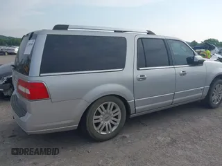 2013 Lincoln Navigator z VIN 5LMJJ3H59DEL09289, wystawiony jako IAAI lot #42380340 z przebiegiem 238 384 mil mil oraz . Historia ofert i sprzedaży dostępna na DreamBid. Obrazek 6.