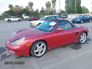 2002 Porsche Boxster z VIN WP0CA29842U621669, wystawiony jako IAAI lot #42218784 z przebiegiem 109 578 mil mil oraz . Historia ofert i sprzedaży dostępna na DreamBid. Obrazek 2.