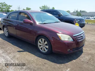 2005 Toyota Avalon XL z VIN 4T1BK36B25U048348, wystawiony jako IAAI lot #42495213 z przebiegiem 111 202 mil mil oraz . Historia ofert i sprzedaży dostępna na DreamBid. Obrazek 1.