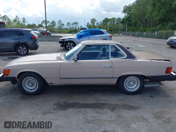 1983 Mercedes-Benz 380 SL z VIN WDBBA45A1DB020815, wystawiony jako IAAI lot #42548157 z przebiegiem 104 615 mil mil oraz . Historia ofert i sprzedaży dostępna na DreamBid. Obrazek 14.