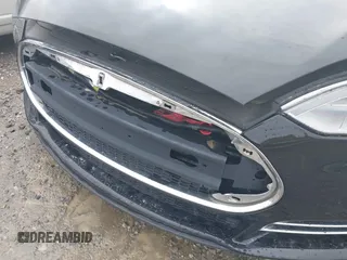 2013 Tesla Model S с VIN 5YJSA1DG7DFP26402, выставлен на аукционе IAAI как лот 42195726 с пробегом 100 890 миль миль и . История ставок и продаж доступна на DreamBid. Изображение 6.