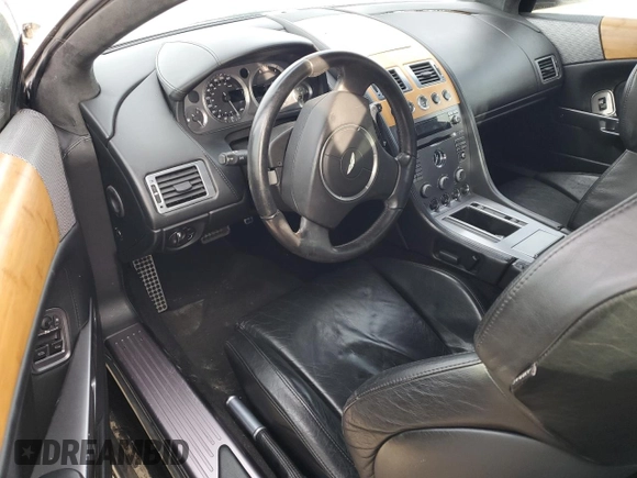 2005 Aston Martin DB9 z VIN SCFAD01A05GA01135, wystawiony jako Copart lot #47689715 z przebiegiem Nie podano mil oraz Tytuł czysty. Historia ofert i sprzedaży dostępna na DreamBid. Obrazek 8.