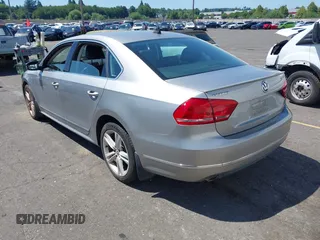 2014 Volkswagen Passat SEL Premium z VIN 1VWCN7A30EC097025, wystawiony jako IAAI lot #42466540 z przebiegiem 149 307 mil mil oraz . Historia ofert i sprzedaży dostępna na DreamBid. Obrazek 3.