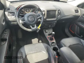 2019 Jeep Compass Trailhawk z VIN 3C4NJDDB3KT739939, wystawiony jako Copart lot #56695985 z przebiegiem 99 941 mil mil oraz Szkoda całkowita • Salvage title. Historia ofert i sprzedaży dostępna na DreamBid. Obrazek 8.