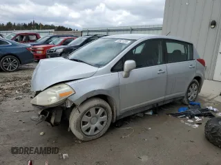 2007 Nissan Versa SL z VIN 3N1BC13E07L376632, wystawiony jako Copart lot #59384975 z przebiegiem Nie podano mil oraz Nie do naprawy • Non repairable. Historia ofert i sprzedaży dostępna na DreamBid. Obrazek 1.