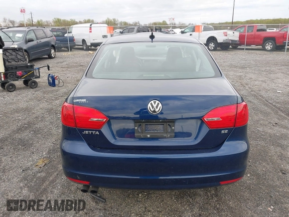 2014 Volkswagen Jetta SE z VIN 3VWD17AJ8EM326015, wystawiony jako IAAI lot #42027359 z przebiegiem 75 436 mil mil oraz . Historia ofert i sprzedaży dostępna na DreamBid. Obrazek 16.