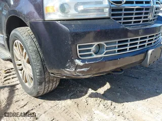 2007 Lincoln Navigator with VIN 5LMFU28577LJ18297, listed as a IAAI auction lot 41683240 with 209,175 mi miles. Bid and sale history available at carsss.com. Image 6.