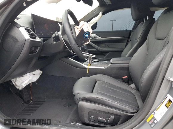 2024 BMW i4 eDrive35 z VIN WBY43AW07RFS38250, wystawiony jako Copart lot #44953225 z przebiegiem 11 567 mil mil oraz Szkoda całkowita • Salvage title. Historia ofert i sprzedaży dostępna na DreamBid. Obrazek 7.