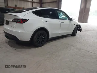 2020 Tesla Model Y Long Range z VIN 5YJYGDEE5LF041935, wystawiony jako IAAI lot #42369750 z przebiegiem 79 540 mil mil oraz . Historia ofert i sprzedaży dostępna na DreamBid. Obrazek 4.