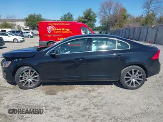 2017 Volvo S60 Inscription z VIN LYV402TK2HB130516, wystawiony jako IAAI lot #41822767 z przebiegiem 48 203 mil mil oraz . Historia ofert i sprzedaży dostępna na DreamBid. Obrazek 14.