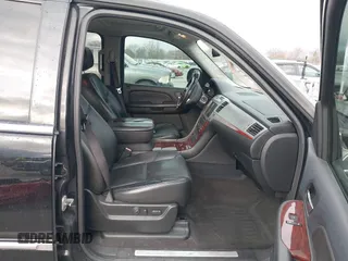 2008 Cadillac Escalade EXT z VIN 3GYFK62898G267066, wystawiony jako IAAI lot #41838226 z przebiegiem 115 559 mil mil oraz . Historia ofert i sprzedaży dostępna na DreamBid. Obrazek 5.