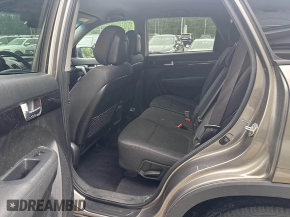 2014 Kia Sorento LX z VIN 5XYKTCA69EG542686, wystawiony jako IAAI lot #42475453 z przebiegiem 128 962 mil mil oraz . Historia ofert i sprzedaży dostępna na DreamBid. Obrazek 8.