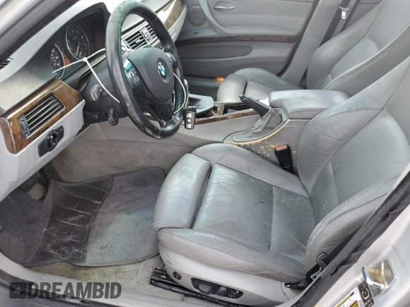 2006 BMW 3 Series 330i z VIN WBAVB33516PS19636, wystawiony jako Copart lot #58775395 z przebiegiem 176 357 mil mil oraz Czysty tytuł • Clean title. Historia ofert i sprzedaży dostępna na DreamBid. Obrazek 7.
