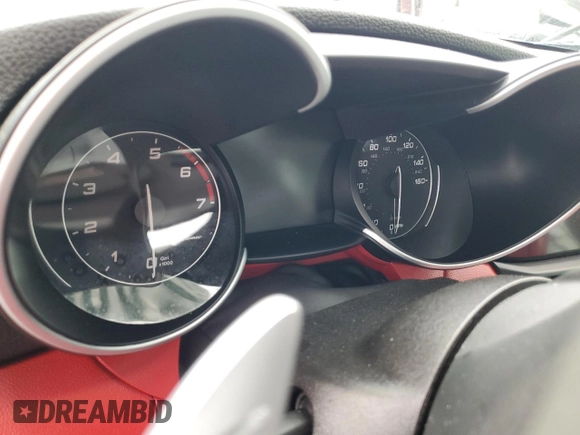 2018 Alfa Romeo Giulia Ti Sport z VIN ZARFAECN3J7576014, wystawiony jako Copart lot #52408195 z przebiegiem Nie podano mil oraz Szkody całkowita. Historia ofert i sprzedaży dostępna na DreamBid. Obrazek 9.