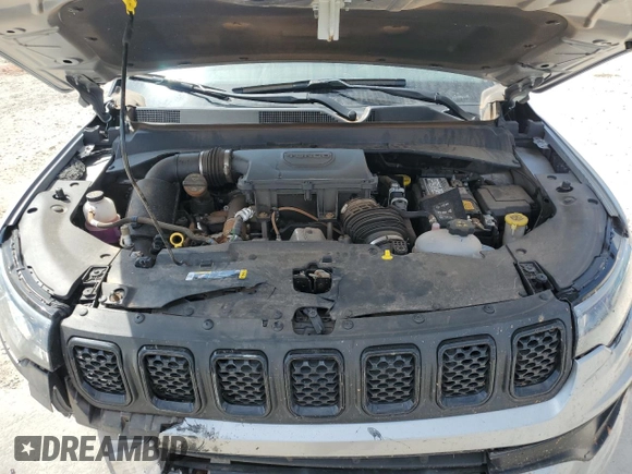 2024 Jeep Compass Latitude z VIN 3C4NJDBN9RT588189, wystawiony jako Copart lot #50189415 z przebiegiem 15 039 mil mil oraz Szkoda całkowita • Salvage title. Historia ofert i sprzedaży dostępna na DreamBid. Obrazek 14.