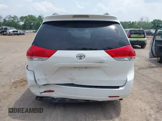 2011 Toyota Sienna XLE AAS z VIN 5TDYK3DC9BS039639, wystawiony jako IAAI lot #42440354 z przebiegiem 291 565 mil mil oraz . Historia ofert i sprzedaży dostępna na DreamBid. Obrazek 17.