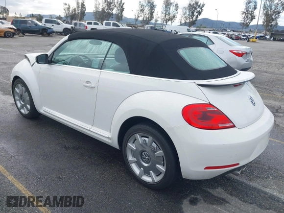 2013 Volkswagen Beetle 2.5L z VIN 3VW5P7AT9DM825439, wystawiony jako IAAI lot #41760907 z przebiegiem 53 649 mil mil oraz . Historia ofert i sprzedaży dostępna na DreamBid. Obrazek 3.