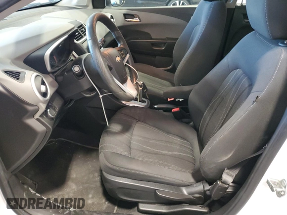 2018 Chevrolet Sonic LT z VIN 1G1JD5SH3J4107121, wystawiony jako Copart lot #46814415 z przebiegiem 96 136 mil mil oraz Szkoda całkowita • Salvage title. Historia ofert i sprzedaży dostępna na DreamBid. Obrazek 7.