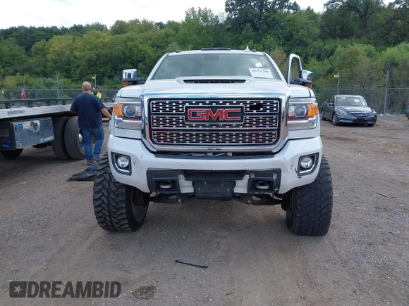 2019 GMC Sierra 2500HD Denali with VIN 1GT12SEY5KF236832, listed as a IAAI auction lot 40151260 with 45,531 mi miles. Bid and sale history available at carsss.com. Image 12.